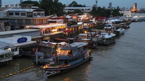 Phra Borom Maha Ratchawang Alquiler De Eote | Sabai Sabai Liveaboard Bangkok