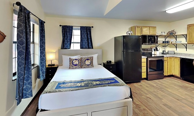 Rockport Casa | SabaiDii Guesthouse B | Cozy, Garden Views