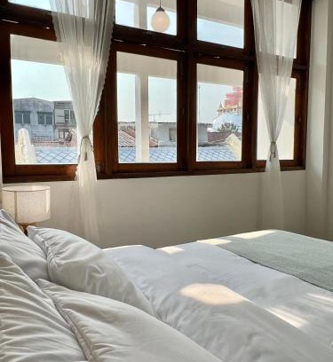Pom Prap Sattru Phai Casa | Sabay Home