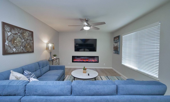 Sacramento Casa | Sacramento 4 Bedroom Family Home with Pool + Fire Pit