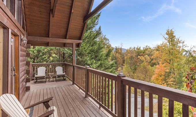 Black Bear Falls Cabina | Saddle Ridge | Pet Friendly, Hot Tub, Pool Table!