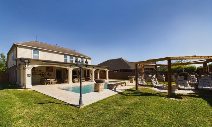 Houston Casa | Saddle & Spurs BNB - with heated pool