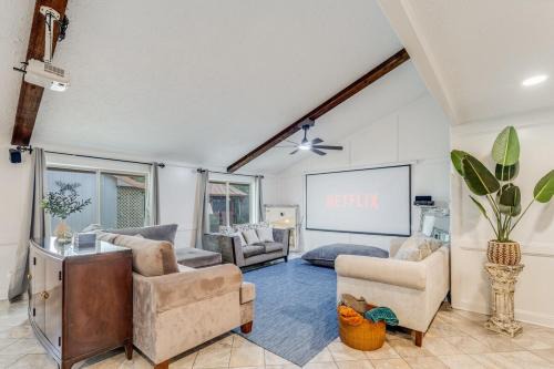 Pasadena Casa | Saddle Up Stay Vacational Home Pool Tennis Court & TV Projector!