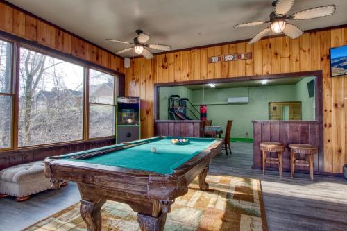 Sevierville Chalet De Esquí | Saddleback Retreat, Game Room, Hot Tub, WIFI, 685 FREE tickets each paid day!