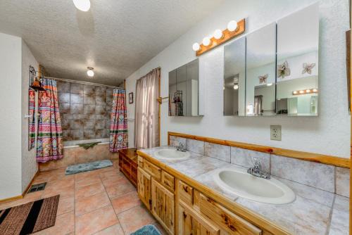 Ruidoso Casa | Saddles 'N' Spurs 4br 3bath with a Hot Tub