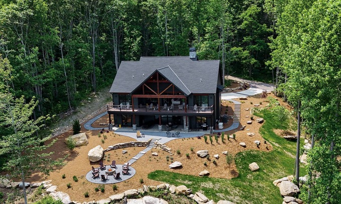 Mill Spring Casa | Saddles, Sand Traps & Summits: Ideal Family Retreat