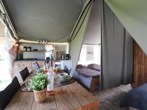 Twijzel Otro | Safari Tent, Friesland, cleaning included