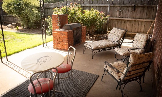 Wichita Falls Casa | SAFB, MSU, MEDICAL DISTRICT, GOLFING Mid Century style & beautiful backyard
