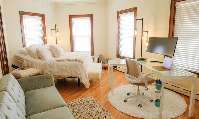 Highland Park Apartamento | Safe and Secure, Charming, Clean Studio