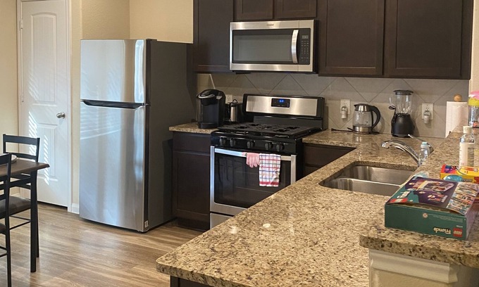 Katy Casa | Safe, family friendly cozy home away from home.Lush Space with all essentials.
