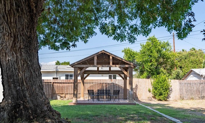 Walnut Valley Casa | Safe Neighborhood! 2 king beds, huge backyard!