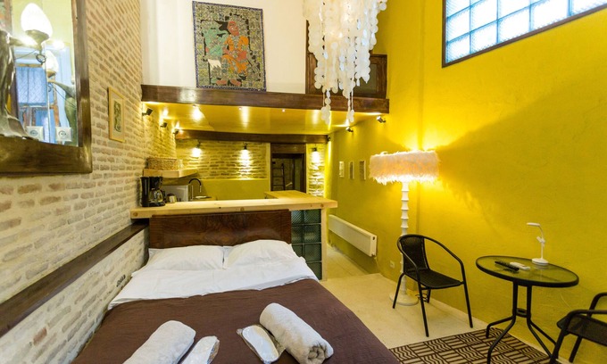 Tbilisi City Centre Apartamento | Loft de azafrán con terraza debajo del castillo en el casco antiguo