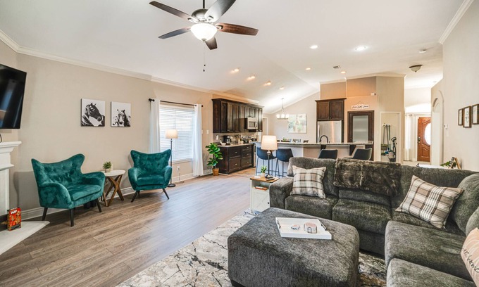 Saginaw Casa | Saginaw Home w/ Fenced Yard: 11 Mi to Fort Worth!
