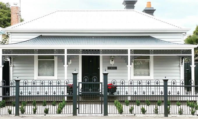 Geelong Casa | Saint Brides - Superior Boutique Accomodation - Steps to Pakington Street