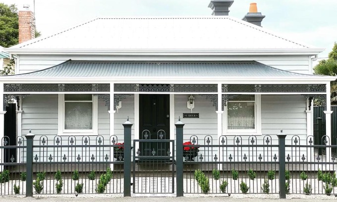 Geelong West Casa | Saint Brides - Superior Boutique Accomodation - STEPS TO PAKINGTON STREET