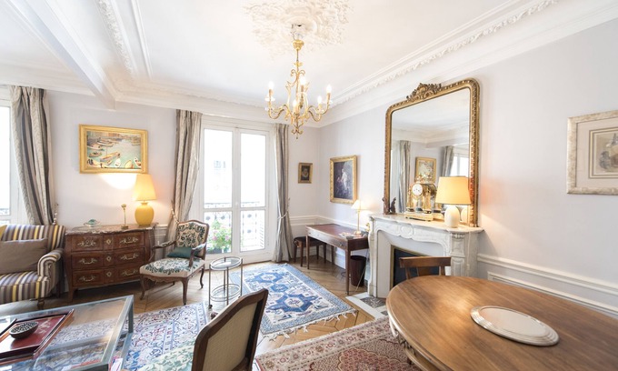 6th Arrondissement Apartamento | Momentos de los hermosos Jardines de Luxemburgo. Impresionante 2 camas para dormir 6 (Veeve)