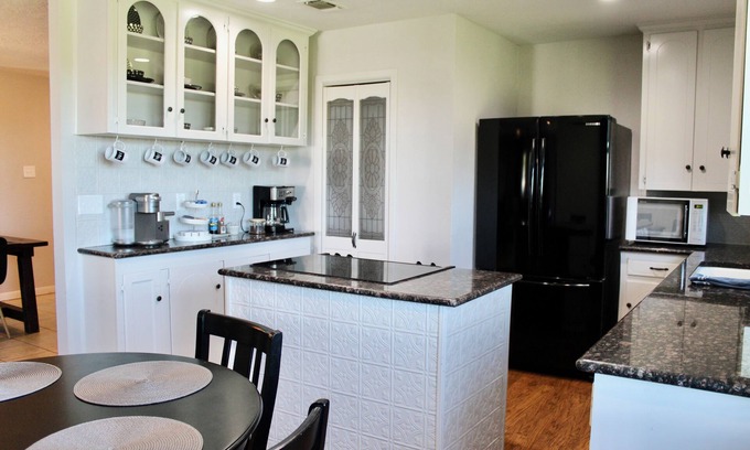 Myra Casa | Saint Jo Retreat with Pool, Hot Tub, & Scenic Views - Near Winery