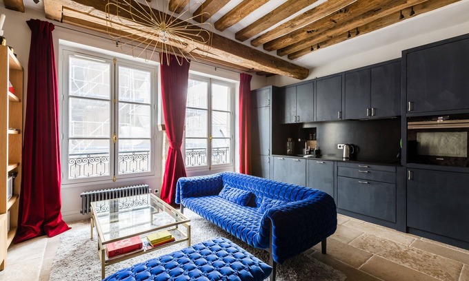 Les Iles Apartamento | Sobresaliente, artístico 1BR Home en el cuarto, a orillas del Sena, por Veeve