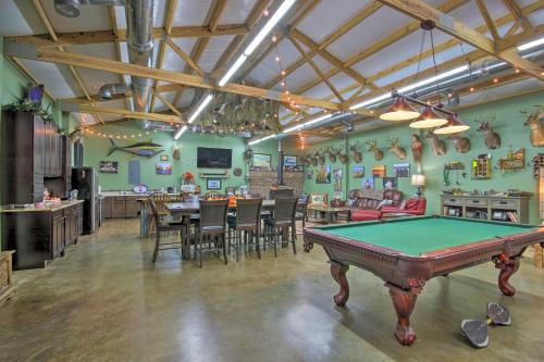 Saint Matthews Apartamento | Saint Matthews Outlaw Gameroom with Fire Pit!
