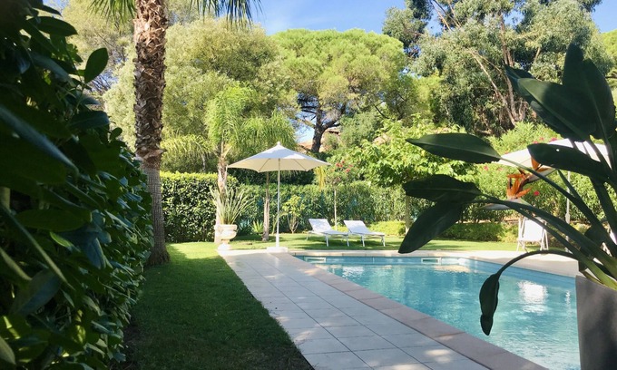 Plage de la Garonnette Villa | Sainte Maxime, villa de 160m2 con piscina, vistas al mar (200 metros del mar), jardín