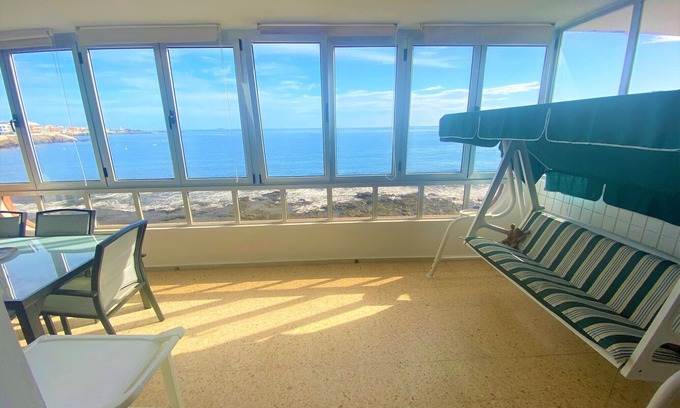 Telde Apartamento | Salinetas, primera línea de mar y playa para 4 personas