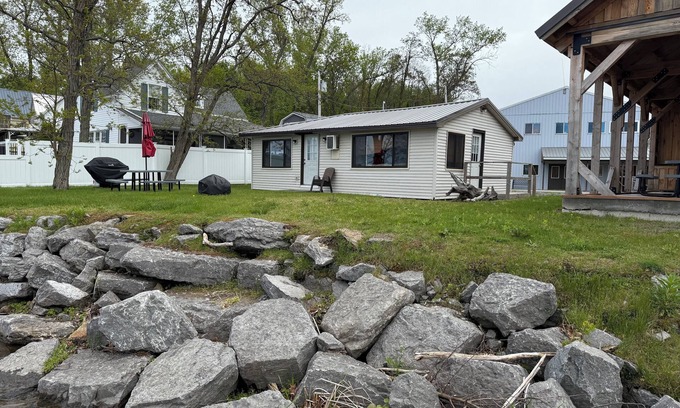 Port Ontario Cabaña | Salmon River Waterfront Cottage (w / hoja de barco disponible)