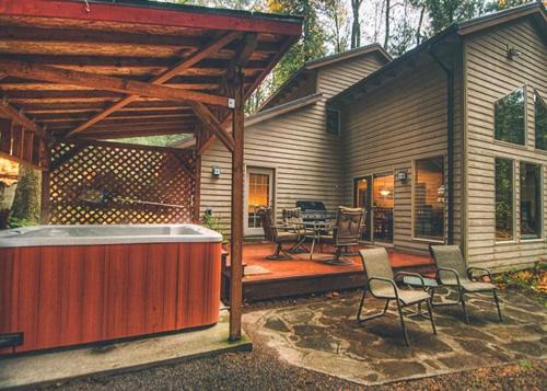 Brightwood Casa | Salmonberry Retreat - Meredith Lodging