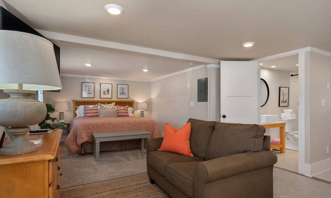 Nags Head Apartamento | Salt & Light: Charming Contemporary Studio, Dog-friendly and Close to the Beach!