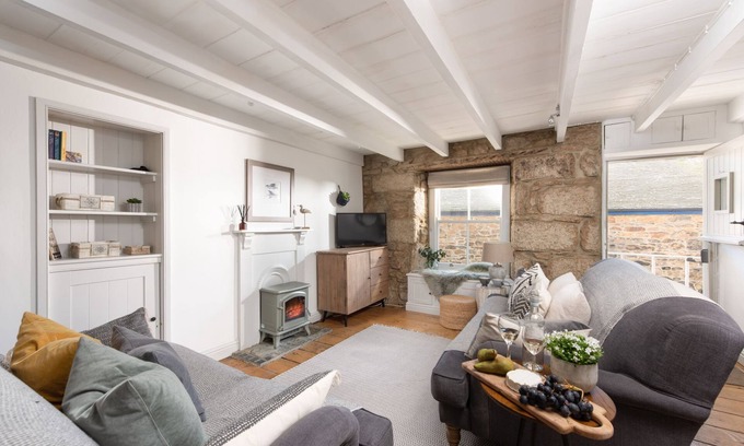 Mousehole Casa | Salt Loft - a house that sleeps 4 guests in 2 bedrooms