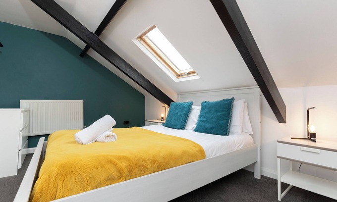 Gateshead Casa | Salt & Sage City Retreat for 7 in Gateshead