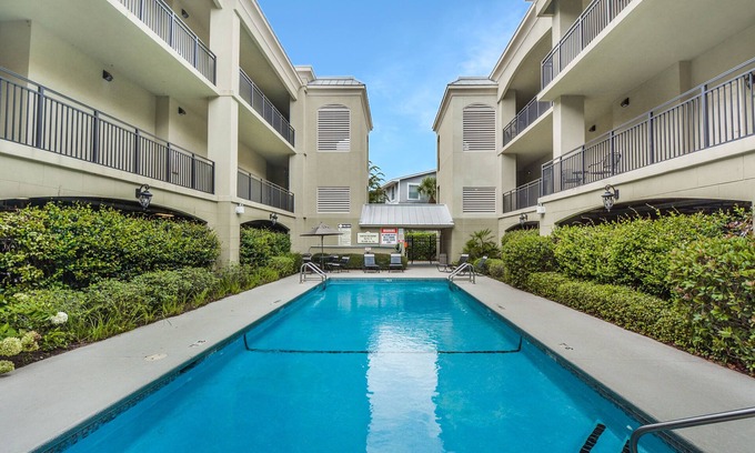 Demere Park Condominio | Salt Therapy! Large Studio Unit w/ extra bedroom