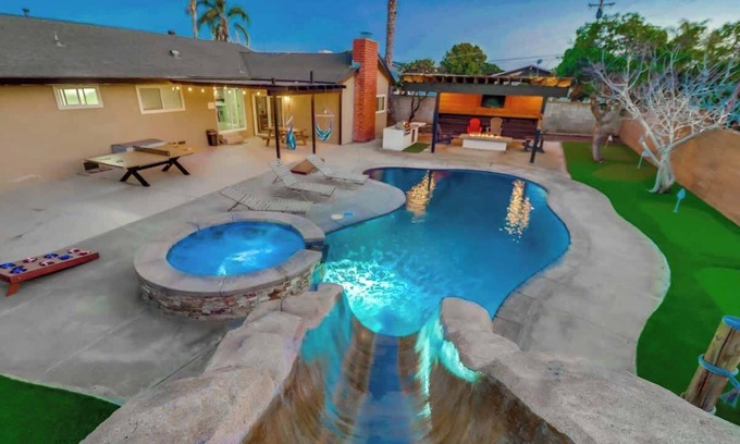 Lincoln Acres Casa | Resort Style Home con piscina de agua salada. Cerca del centro. Un montón de comodidades.