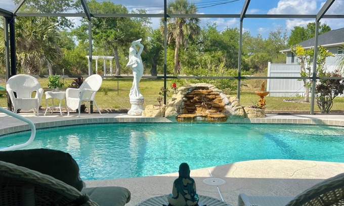 Englewood East Apartamento | Come and enjoy a relaxing pool oasis close to the beach.