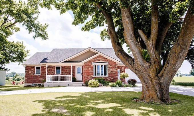 Central Huron Cabaña | Saltwater hot tub, near Blyth & Cowbell Brewing
