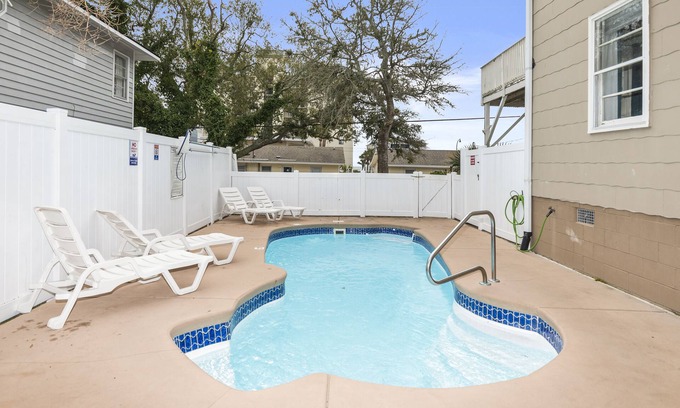 Windy Hill Casa | Saltwater Pool, Large Dog Friendly, Steps to the beach!