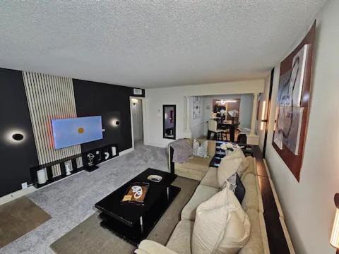 Houston Apartamento | Saltwater Pool 2BR Near Galleria Walkable, Stylish & Central Marquee Uptown