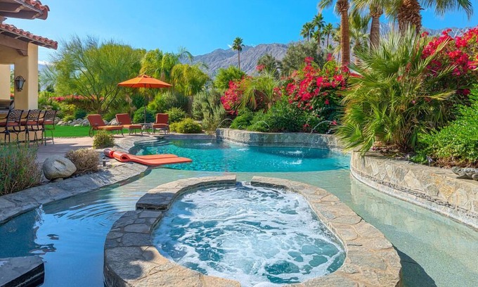Palm Springs Casa | Piscina / spa de agua salada, centro de bronceado, calentador de fuego, chimenea al aire libre Ducha Wi-Fi gratuito