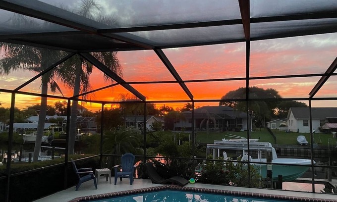 Apollo Beach Casa | Saltwater Pool | Waterfront | BBQ & Firepits | Smart Home | Kayak