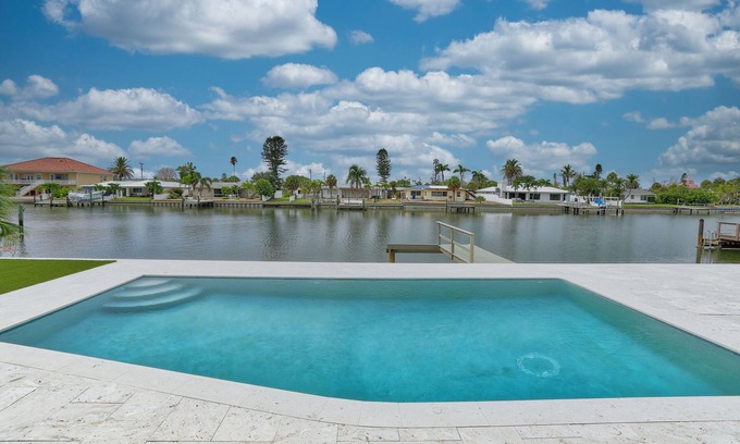 Belle Vista Casa | ☀Saltwater Pool🐠Fishing Dock🐶Dog Allowed🌞Parrots Cove🏠Single Family Home