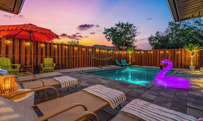Whitfield Casa | Saltwater Siesta 4BD Saltwater Pool Home near Beaches w/ Game Room & Arcade