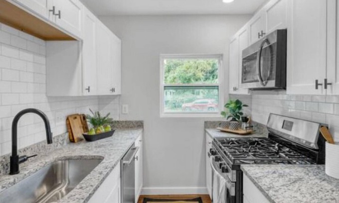 North Charleston Cabaña | Salty Bottom Bungalow. Chic Renovated 3-bed, 2-bath in the center of Charleston!
