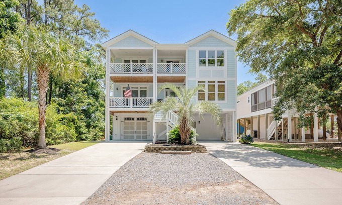 Tranquil Harbour Casa | Salty Crab: Elegant Home Close to Waterway, Parks, Beach