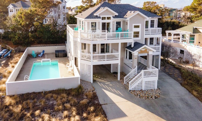 Monteray Shores Casa | Salty Paws. Pet Friendly. Minutes to Beach. Ocean Views.