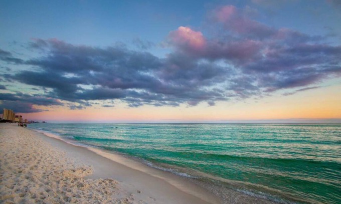 Thomas Drive Casa | Salty Shell Cottage. Spacious 3 bed,2 1/2 bath with pool.