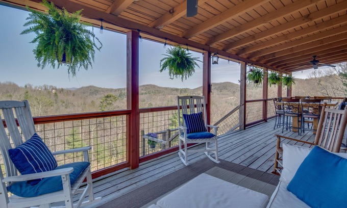 Winfield Cove Cabina | Saluda Cabin Retreat w/ Stunning Mountain Views!