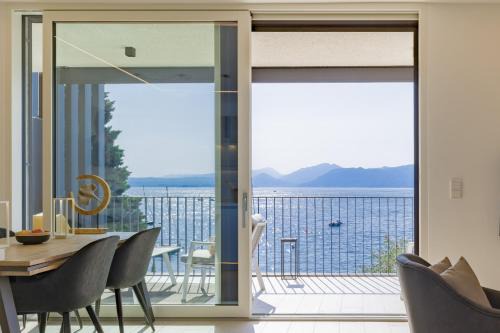 Torri del Benaco Apartamento | SalvatoreHomes - Luxurious Dreamview Waterfront Apartment in Torri del Benaco with Pool - Casa Azura - a 5 Star Luxury Collection at Lake Garda