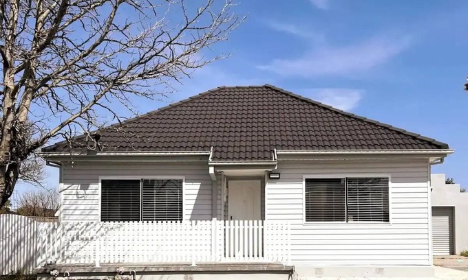 Moe Casa | Sam's Cottage on Hennessey