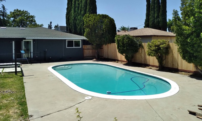 Raisin Casa | Sambanni Inn "Cozy" large pool and back yard relaxing quite home.