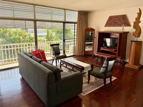Phaya Thai Apartamento | Samsen Suites Spacious 2BR Contemporary Thai Style