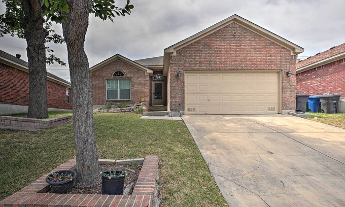 Heritage Casa | San Antonio Family Home w/ Deck ~ 16 Mi to Dtwn!